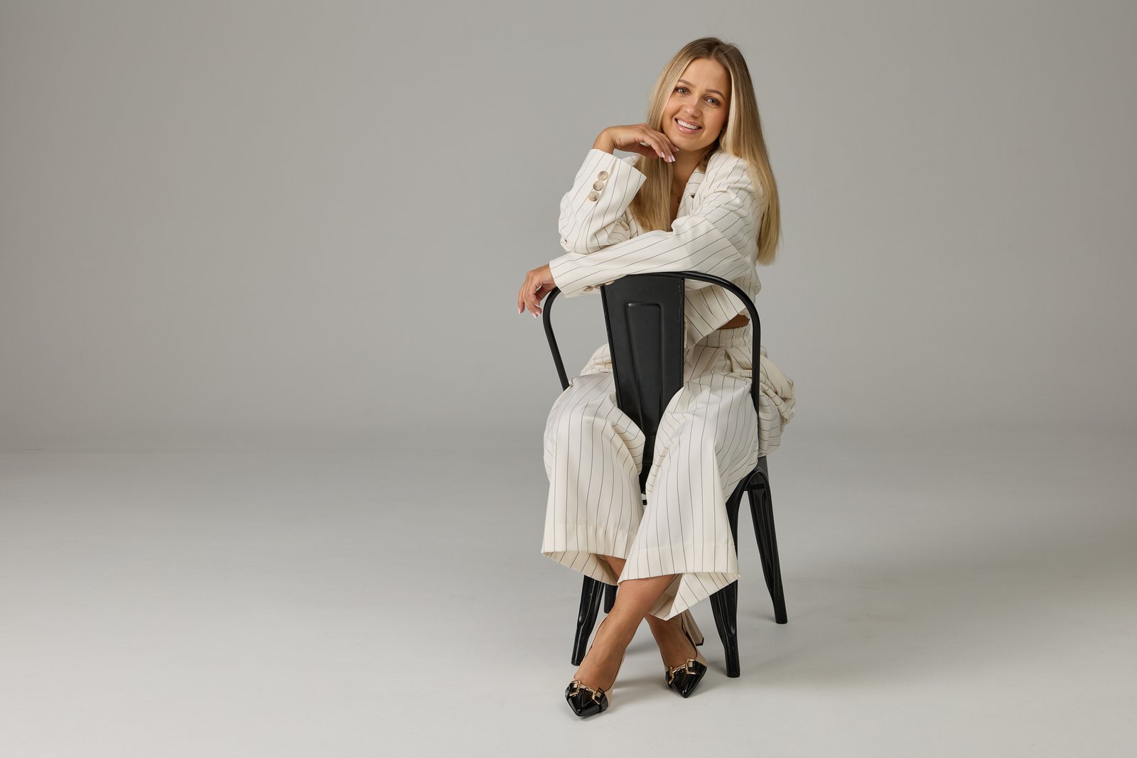 Czółenka beżowo czarne na słupku 1663 - obrazek 3